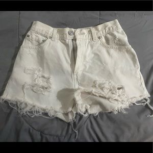 White Jean Relaxed fit 550 Levi shorts - Size 6/M